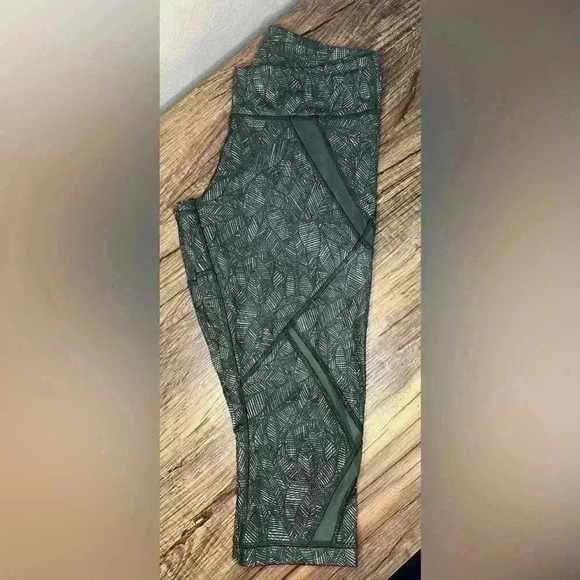 Lululemon Cool to Street Crop Leggings With Mesh Panels Size 6 Green Leaf Print - Picture 4 of 4